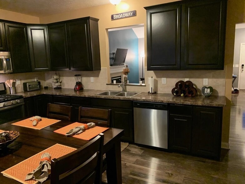 Building Photo - 7873 Waggoner Trace Dr