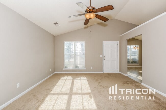 Building Photo - 429 Legend Oaks Dr