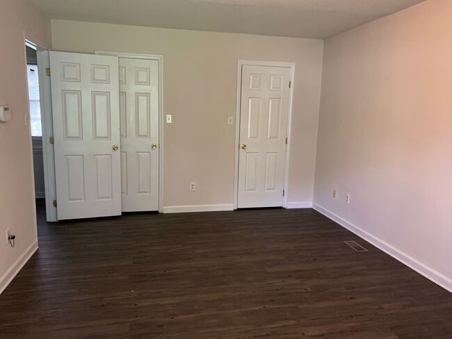 Building Photo - North Raleigh Townhome-Large Bedrooms -1.5...