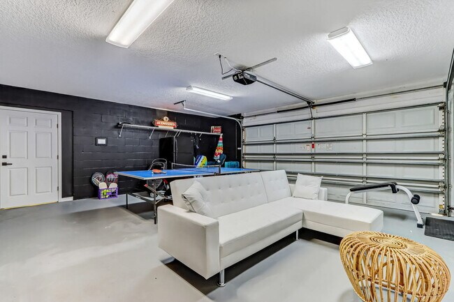 Building Photo - 156 Meadow Ave