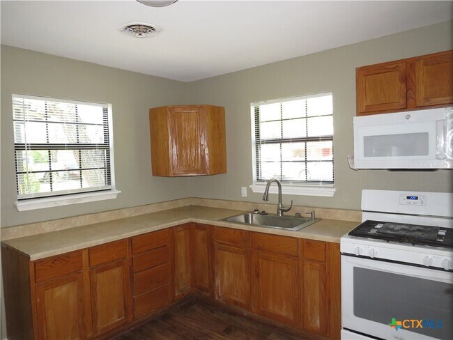 Building Photo - 504 McArthur Dr