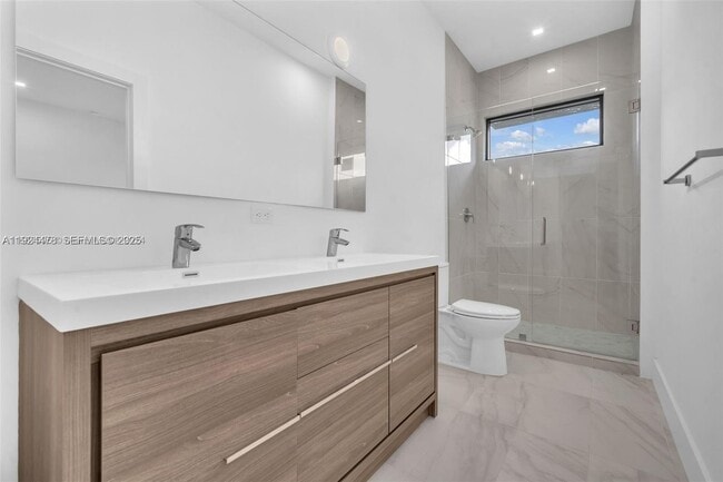 Building Photo - 4181 N Oak Pl