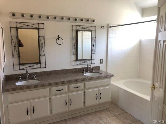 Building Photo - Beautiful End-Unit Townhome in the Desirab...