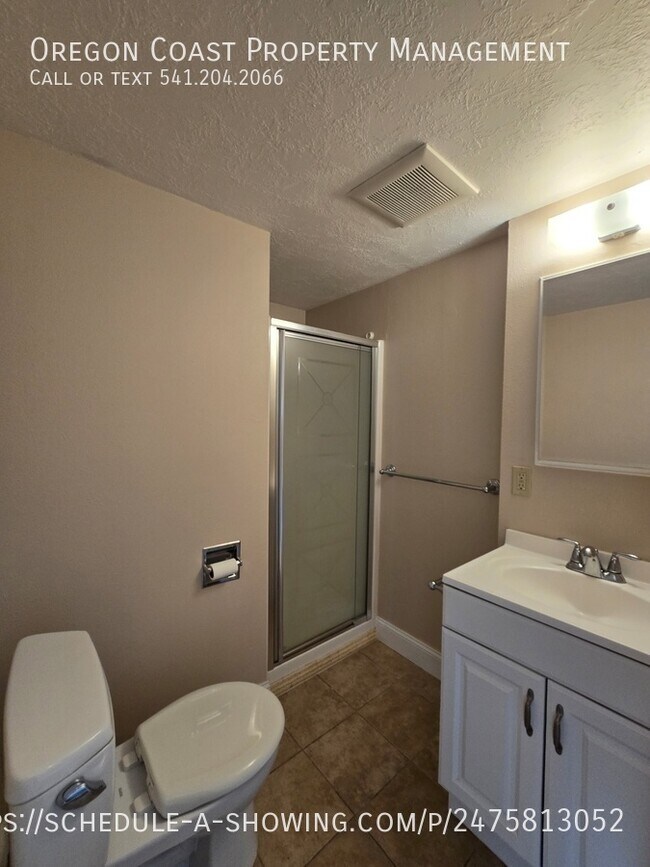 Building Photo - Ocean Views 1bed/1bath Upstairs Unit