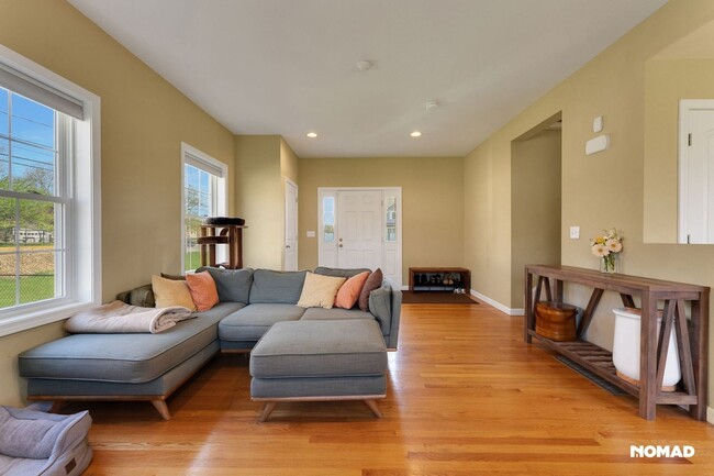 Building Photo - Spacious 4BR House in Hudson
