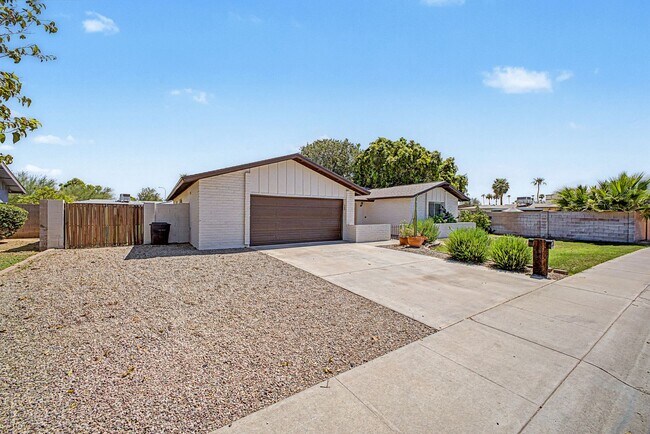 Building Photo - Great Tempe Home with Diving Pool