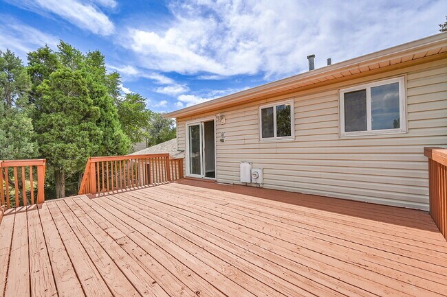 Building Photo - $1,850, 4 bed, 2 bath, located on Colorado...