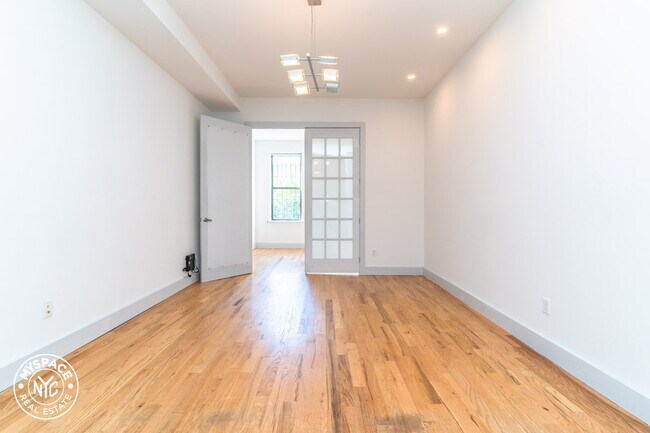 Building Photo - 163 Troutman St