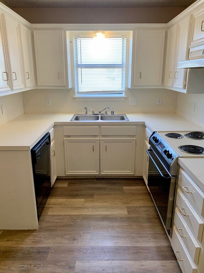 Building Photo - Cute Duplex