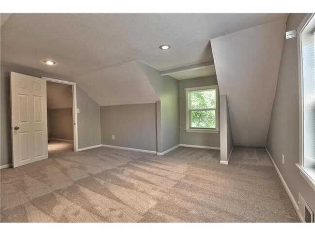 Building Photo - Beautiful Waldo Property - First Floor Living