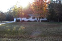 Building Photo - 3 bedroom home in Newport Area!