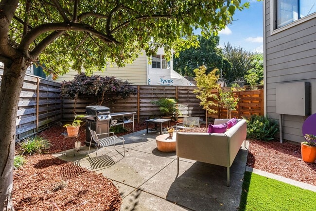 Building Photo - Modern 2BD/2BA Townhome w/ Private Yard, G...