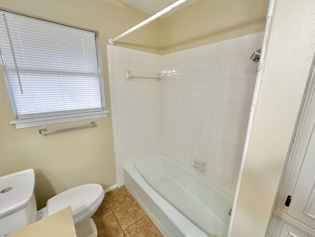 Building Photo - AVAILABLE NOW!