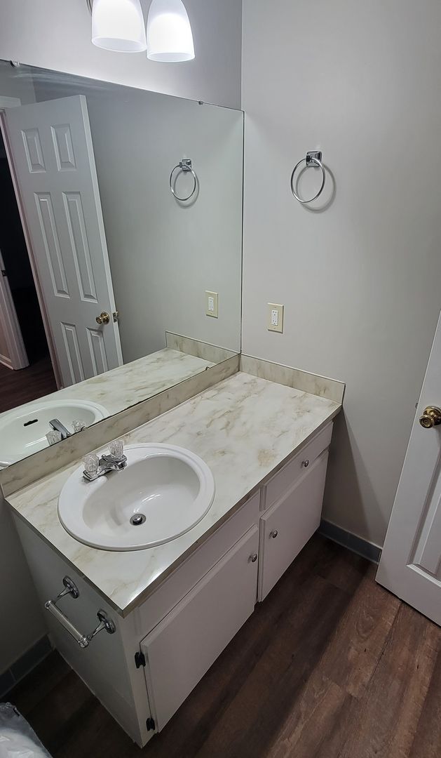 Building Photo - Adorable UPDATED 2-Bedroom, 2-Bathroom Tow...