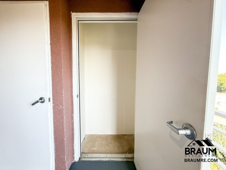 Building Photo - 332 S Virgil Ave