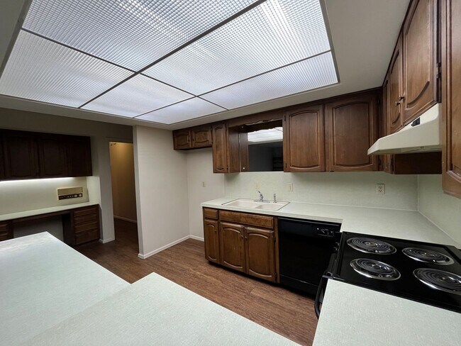 Building Photo - Midtown Quadplex with Pool- 3 bed, 2 bath