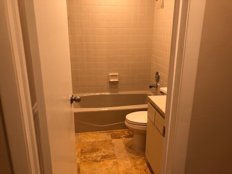 Building Photo - 1750 NE 39th Ct