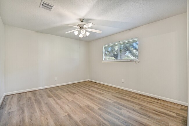 Building Photo - 502 Misty Ln