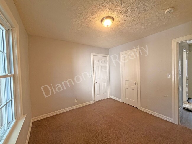 Building Photo - Cute 2 Bedroom Home close to Bass Pro, WOW Museum, restaurants, & Shopping!