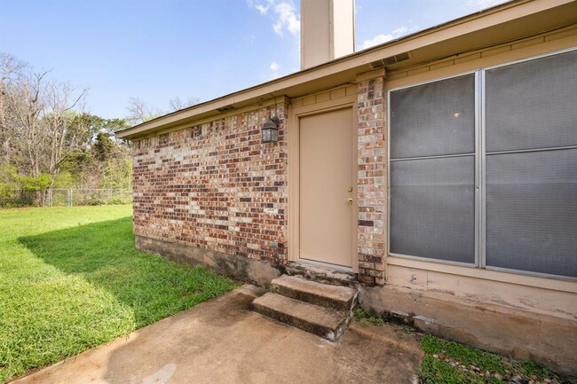 Building Photo - 6002 Parkwood Dr