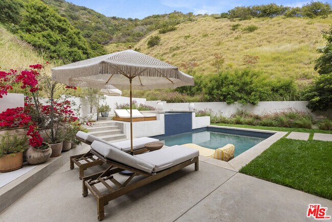 Building Photo - 1739 San Ysidro Dr
