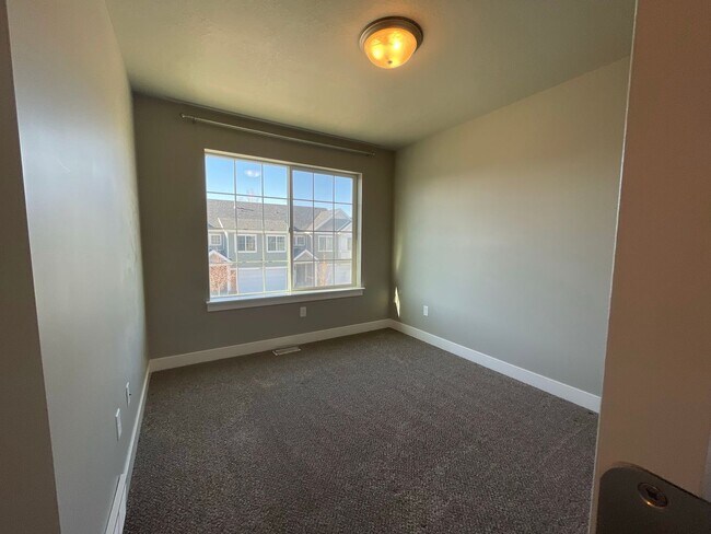 Building Photo - Move-In Ready Home in the Heart of Sandy