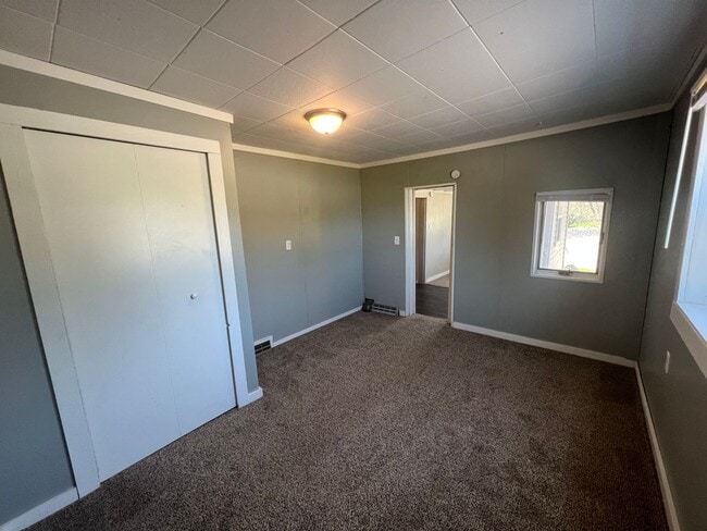 Building Photo - AVAILABLE JUNE - 3 Bed 1 Bath w/ Great View