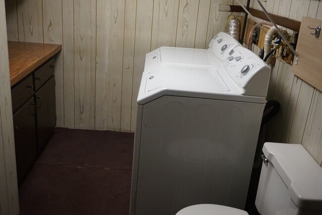 Laundry room with toilet - 418 Lincoln Ln