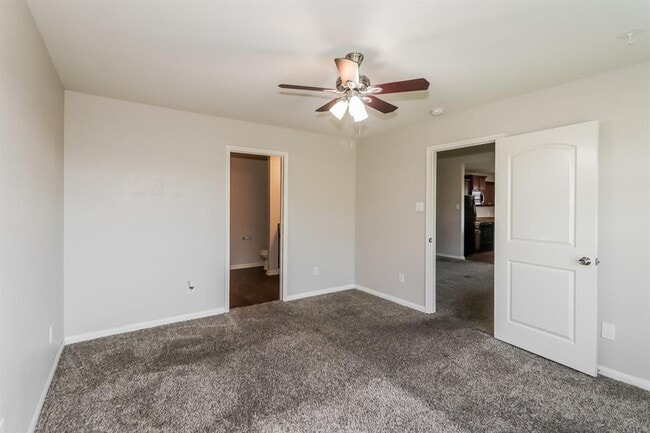 Building Photo - 3004 Oak Ln