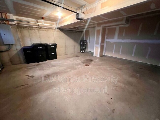 Building Photo - 945 Montclair Dr