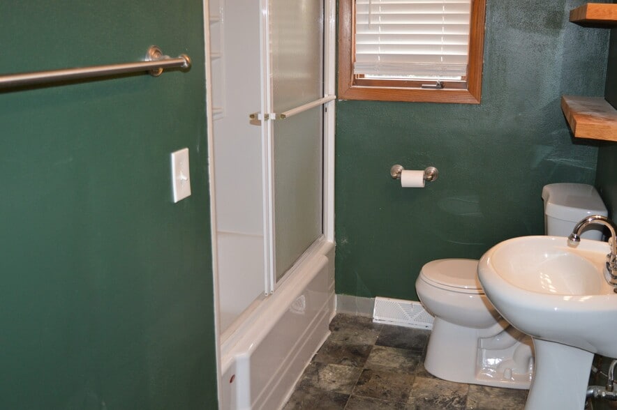 Building Photo - 425 Mineau Pky