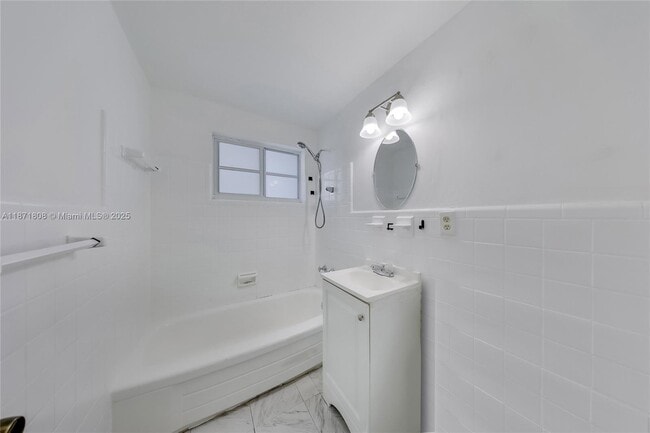 Building Photo - 6930 Rue Versailles Dr