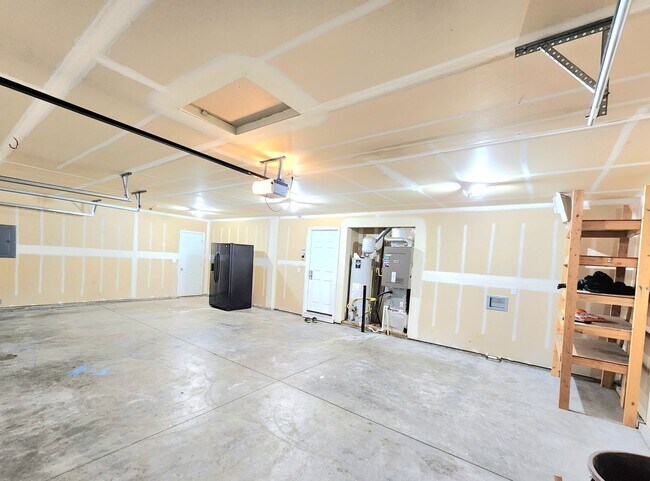 Building Photo - Move In Special- $500.00