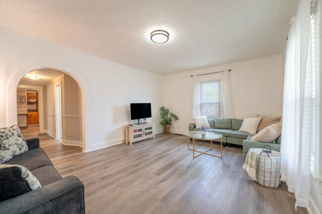 Building Photo - 703 W 2nd Ave