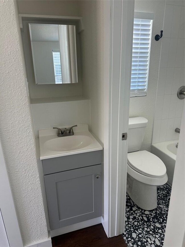 Building Photo - 3019 E 12th St