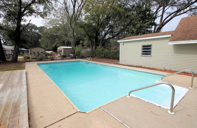 Building Photo - Central Niceville Location with a pool.