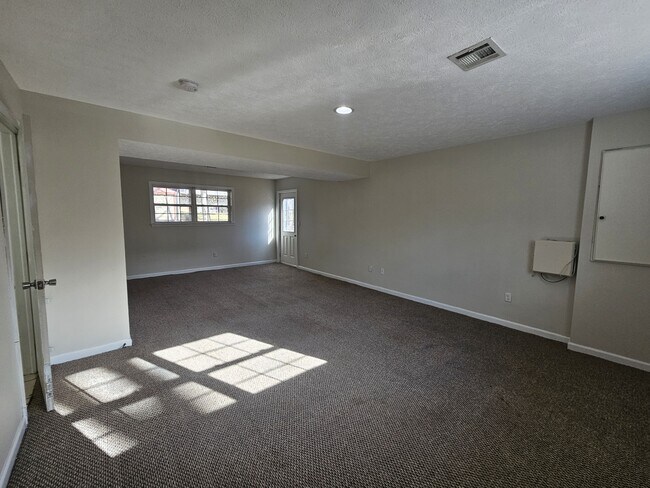 Building Photo - 109 Debbie Dr