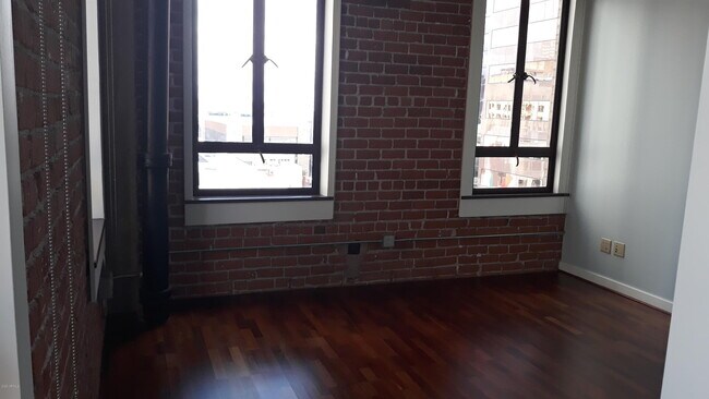 Building Photo - 114 W Adams St