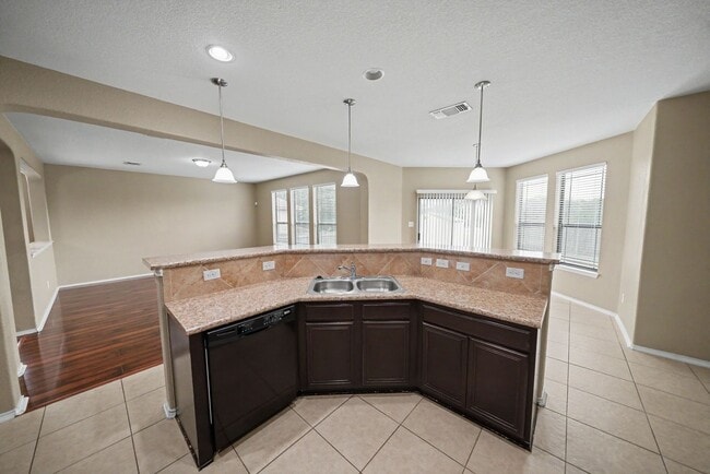 Building Photo - Spacious Live Oak Home Backing to a Greenbelt - Realtor Commission: $500