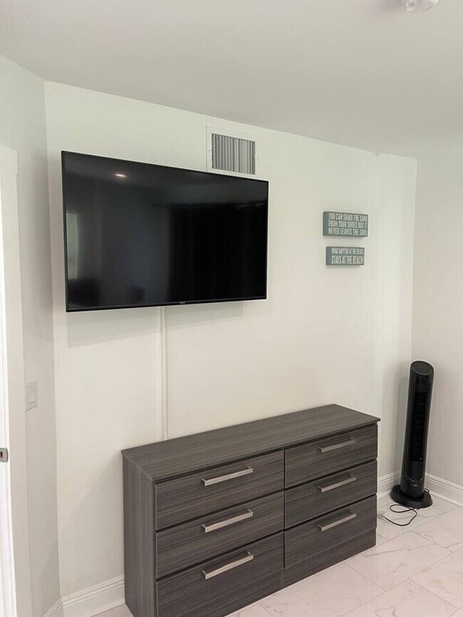 Building Photo - Beachfront Bloo's -2 Units-Ocean View Balc...