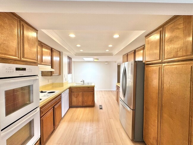Building Photo - AVAILABLE NOW: BIG College Area Townhome 4bd/2.5ba HUGE garage, AC, pool, W/D