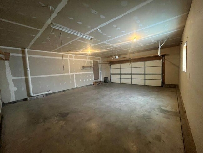 Building Photo - 4 BEDROOM | 2 BATH | DOUBLE CAR GARAGE | RAPID VALLEY