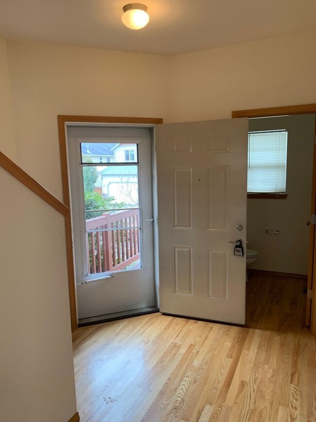 Building Photo - Beautiful 3-bd, 2.5-bath house The Ridge in Kent.