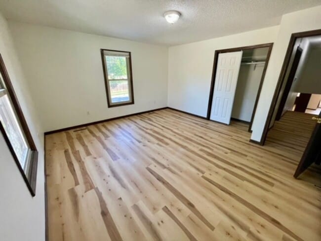 Building Photo - 3839 N Stewart Ave