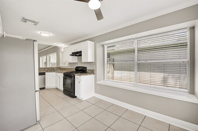 Building Photo - 12403 Meadow Ridge Dr