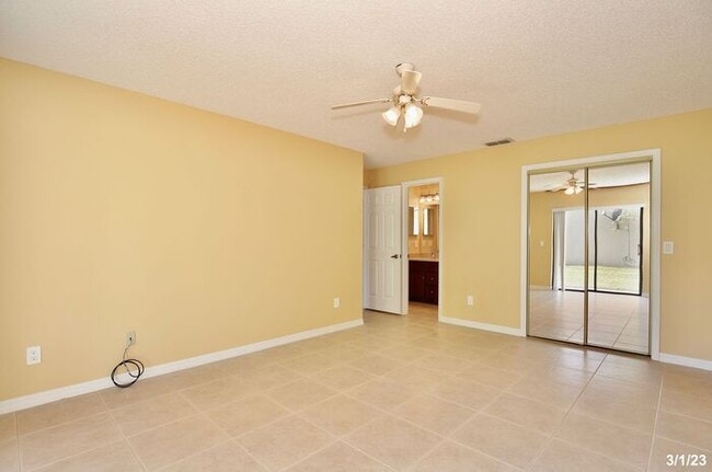 Building Photo - Gorgeous 2/2 Spacious Home with a Large Ba...