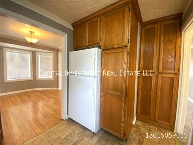 Building Photo - 236 400 S