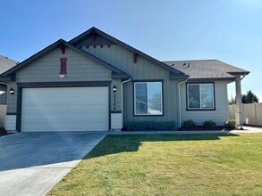 Building Photo - Luxury 3 Bedroom, 2 Bath Home with Granite Kitchen & Fenced Yard