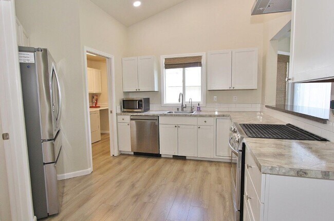Building Photo - 2610 N Shoveler Way