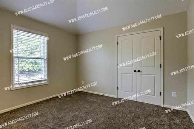 Building Photo - Gorgeous Home in Northwest Olathe-Availabl...